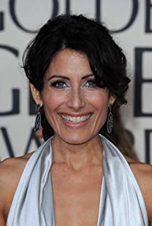 How tall is Lisa Edelstein?